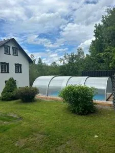 Traditionelles Haus, umgeben von Wäldern in Ralsko - Stráž pod Ralskem
