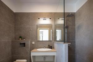 Villa Sun, Roussospiti