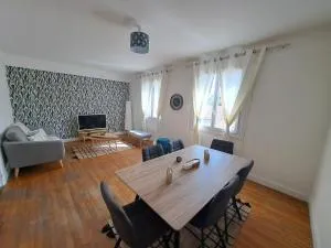 Maison de ville avec cour et terrasse - Cusset