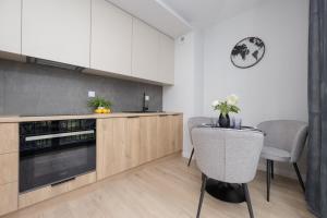 Piękne Studia dla 3 osób & Parking Warszawa by Noclegi Renters