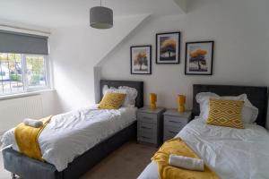 Spacious 15 Guest Home With 9 Beds in Shirley