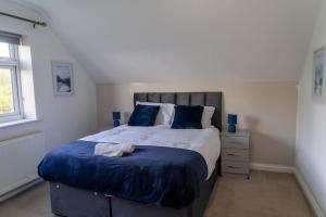 Spacious 15 Guest Home With 9 Beds in Shirley