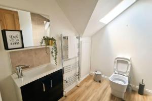 Spacious 15 Guest Home With 9 Beds in Shirley