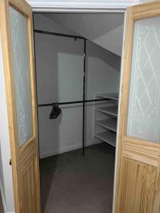 Spacious 15 Guest Home With 9 Beds in Shirley