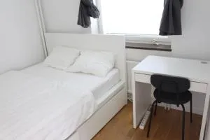 Quiet Room in apartment - Harestad