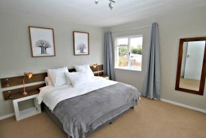 Central Apartment with Great Views, Secure Parking