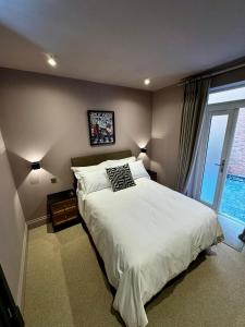 Macbeths Corner - 2BR Luxury Apartment, Heart of Town, Parking, Sleeps 4