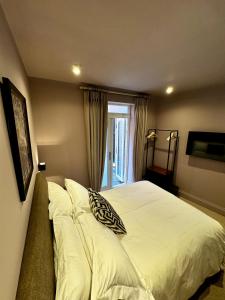 Macbeths Corner - 2BR Luxury Apartment, Heart of Town, Parking, Sleeps 4