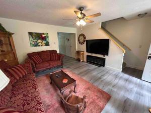 Cozy Cottage Hot tub Retreat