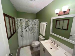 Cozy Cottage Hot tub Retreat