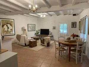 Beautiful One Bedroom Cottage Near Jonzac - Saint-Eugène