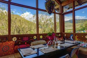 Twelve Hummingbirds Andes Retreat