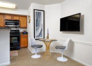 Wyndham 121 Bright, Airy 1br Apt , Parking, Pool