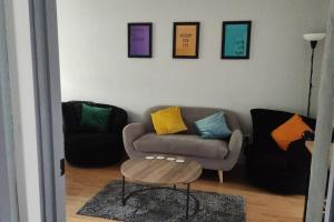 Location! 2 bed city centre with free parking
