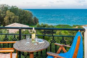 Kavos Psarou Studios & Apartments