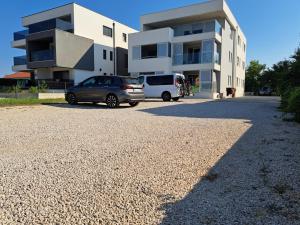 B & R Summer breeze apartments