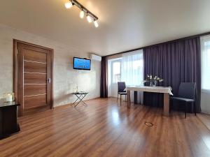 Двокімнатна квартира навпроти Театру Гоголя у центрі Полтави Мережа AlexApartments Документи для відряджень Безконтактне заселення цілодобо?