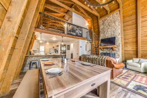 Cozy Ruidoso Cabin Rental w Private Hot Tub!