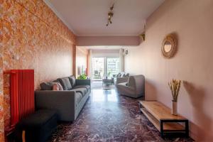 In the shadow of Acropolis - 2 mins walk to metro