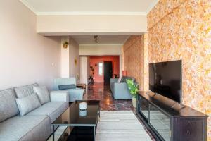 In the shadow of Acropolis - 2 mins walk to metro