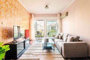 In the shadow of Acropolis - 2 mins walk to metro