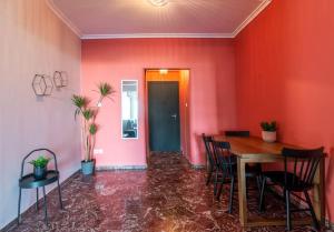 In the shadow of Acropolis - 2 mins walk to metro