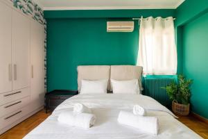 In the shadow of Acropolis - 2 mins walk to metro