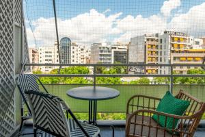 In the shadow of Acropolis - 2 mins walk to metro