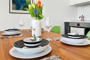 Escape riverfront 2 bedroom with balcony