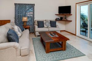 Residences at Barrier Reef 10-1B Oceanfront 2 BR by Stay Floreo