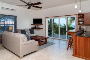 Residences at Barrier Reef 10-1B Oceanfront 2 BR by Stay Floreo