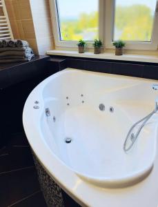 Moderný 2-spálňový apartmán Twins White s balkónom