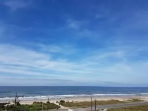 Ensolarado apto com vista para o mar - Matinhos