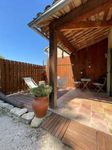 B&B / Chambres d'hotes Cypres du chateau : Chambre Double ou Lits Jumeaux avec Terrasse