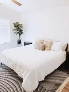 King Bed Suite with Pike Peak Views - ليمون