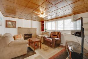 Pet-Friendly Minneapolis Apt Near Shops and Dining!