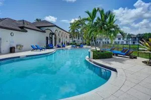 Newly renovated Townhome with King bed - Whisper Walk