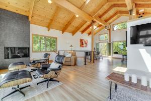 4 Mi to Slopes! Hot Tub Haven with Lake Tahoe Views