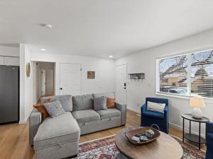 Mountain Views, Close to Attractions, Upper Unit