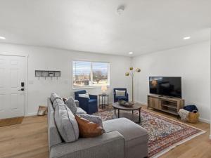 Mountain Views, Close to Attractions, Upper Unit