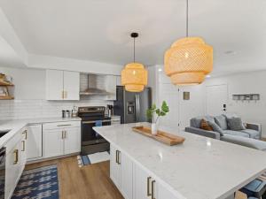 Mountain Views, Close to Attractions, Upper Unit