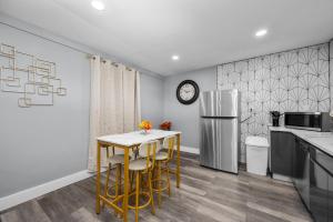 Modern 2BR City Center Getaway with Free Park