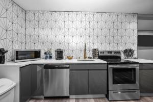 Modern 2BR City Center Getaway with Free Park