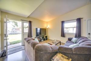 Norfolk Vacation Rental Patio, 3 Mi to Beaches!