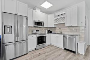 Magical bright Apt 5min walking Design District apt 5