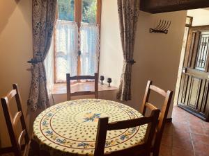 Maisons de vacances La Meltiere a Beautiful 2-Bed Cottage in Courcite : photos des chambres