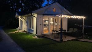 Modernt gästhus med två sovrum och sovmöjlighet för upp till fem personer