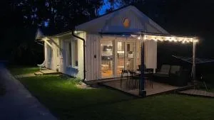 Modernt gästhus med två sovrum och sovmöjlighet för upp till fem personer - Norsborg