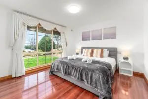 Coastal Comfort 4BR Vacation Home in Hallett Cove - Old Reynella