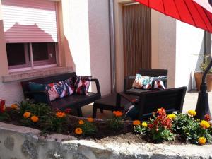 Maisons de vacances Gite avec terrasse privative et jardin fleuri a Saugues, tout inclus - FR-1-582-90 : photos des chambres